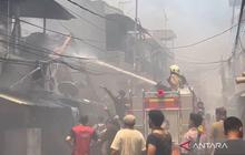 Fakta Unik Pemadaman Kebakaran Tangki Tamansari: Api Melompat Jauh Akibat Angin Kencang, Petugas Kesulitan Air