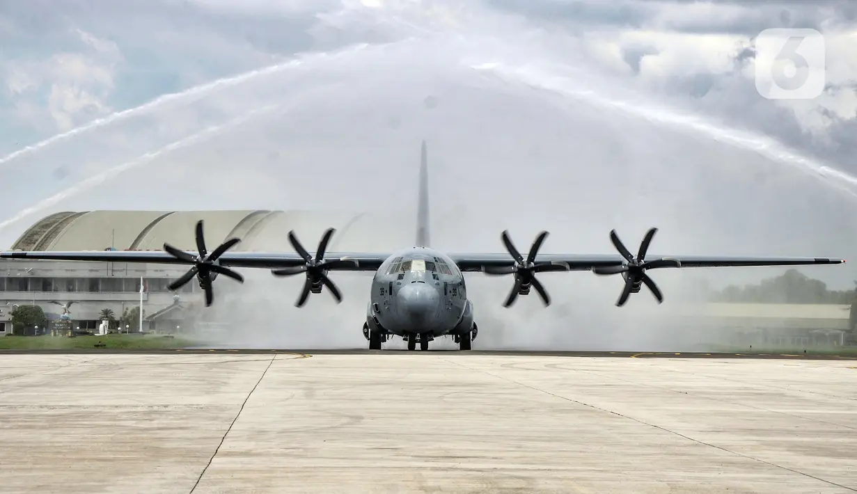 Tradisi water salute saat menyambut kedatangan pesawat Super Hercules C-130J di Lanud Halim Perdanakusuma, Jakarta, Senin (6/3/2023). TNI Angkatan Udara (AU) menerima satu unit pesawat C-130J Super Hercules A-1339 di Lanud Halim Perdanakusuma. (merdeka.com/Iqbal S. Nugroho)