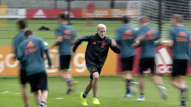 Manchester United Boyong Gelandang Donny van de Beek