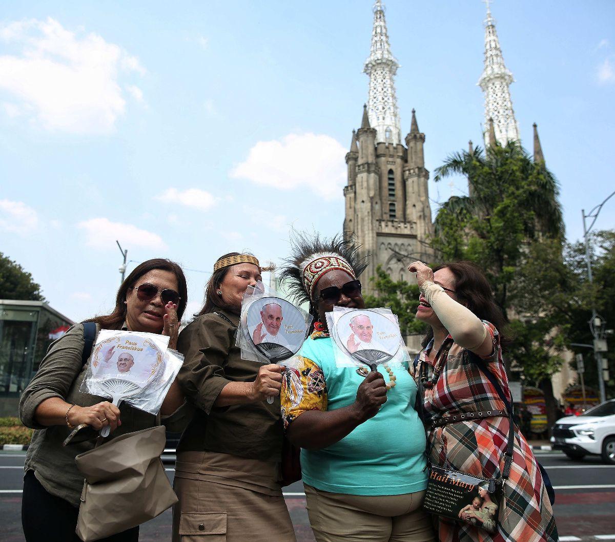 Sejumlah masyarakat saat menanti kedatangan Paus Fransiskus yang akan mengunjungi Gereja Katedral, Jakarta, Rabu (4/9/2024).&nbsp;Paus Fransiskus dijadwalkan mengunjungi Gereja Katedral dalam rangkaian kegiatannya selama di Indonesia. Foto: Liputan6.com/A