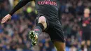 Striker Arsenal, Alexis Sanchez berusaha mengontrol bola selama matchday kesembilan Liga Primer Inggris di Goodison Park, Minggu (22/10). Bertandang ke markas Everton, Arsenal berhasil mengukir kemenangan telak 5-2. (Oli SCARFF / AFP)