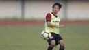 Pemain Persita Tangerang melepaskan tendangan saat latihan di Stadion Sport Center, Tangerang, Selasa (28/5). Latihan ini persiapan jelang laga Liga 2 2019. (Bola.com/Vitalis Yogi Trisna)