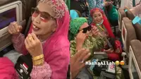 Viral jemaah haji sibuk dandan di pesawat saat akan mendarat. (Sumber: TikTok/ravidhams)