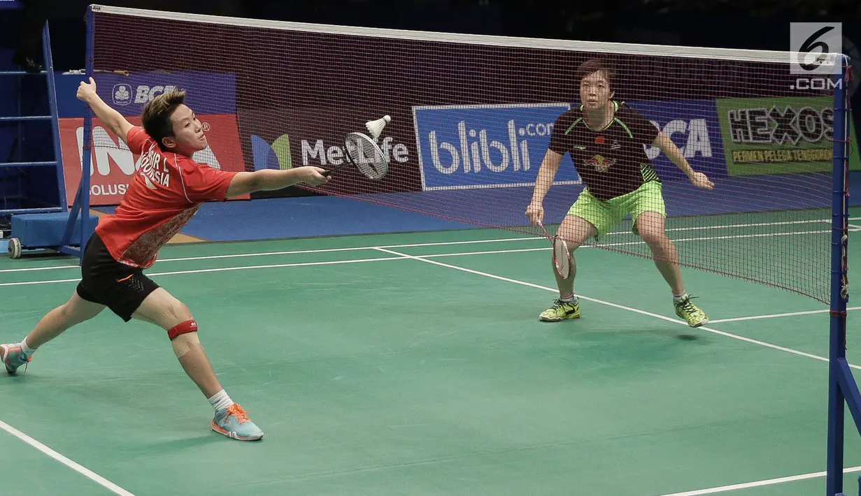 Ganda Campuran Indonesia, Tontowi Ahmad/Liliyana Natsir menahan kok dari Zheng Siwei/Chen Qingchen asal China dalam final BCA Indonesia Open 2017 di Jakarta, Minggu (18/6). Tontowi/Liliyana menang 22-20 21-15. (Liputan6.com/Faizal Fanani)