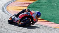 Alex Marquez beraksi pada MotoGP Aragon di Sirkuit Aragon. Spanyol, Minggu (18/10/2020). (Jose Jordan/AFP)