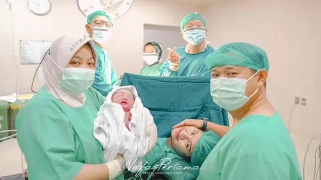 Ditemani Dewi Perssik, Ini 7 Momen Rosa Meldianti Lahirkan Anak Pertama