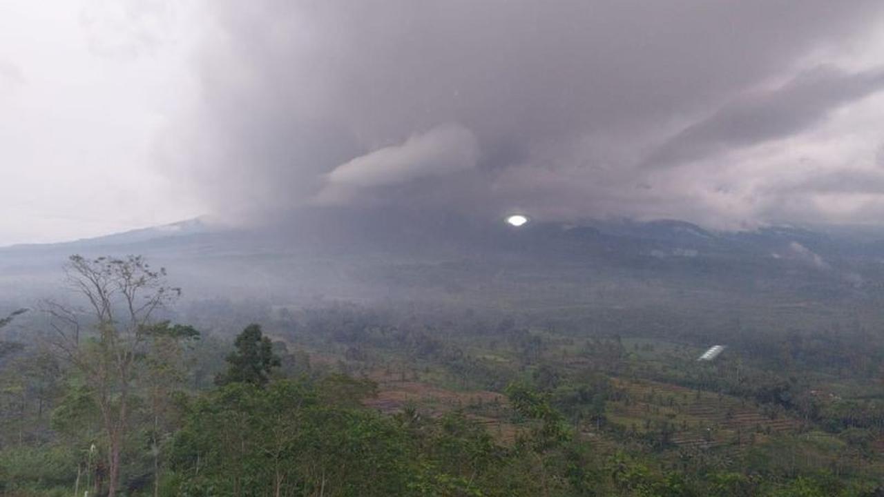 Gunung Semeru Kembali Luncurkan Awan Panas Guguran Sejauh 4 Km, Warga Diimbau Waspada