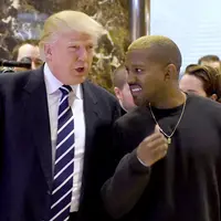 Kanye West menemui Donald Trump di Trump Tower, Selasa (13/12) pagi. (AFP/Bintang.com)