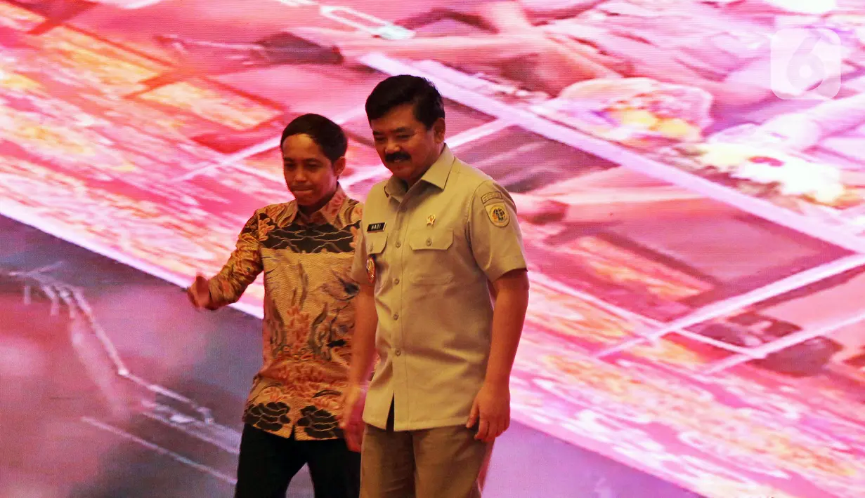 Menteri Agraria dan Tata Ruang/Kepala Badan Pertanahan Nasional (ATR/BPN) Hadi Tjahjanto (kanan) tiba untuk membuka Rapat Kerja Nasional (Rakernas) Tahun 2023 di Hotel Shangri-La, Jakarta, Selasa (7/3/23). Rakernas bertema "Peningkatan Investasi Melalui Transformasi Digital dan Kepastian Hukum di Bidang Tata Ruang dan Pertanahan". (Liputan6.com/Johan Tallo)