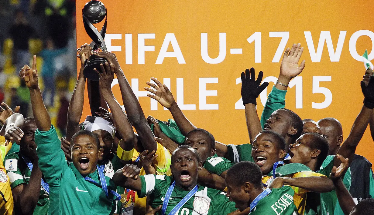 Selebrasi para pemain Nigeria dengan medali dan trofi juara setelah mengalahkan Mali pada laga final Piala Dunia U-17 2015 di Sausalito Stadium, Vina del Mar, Cile (8/11/2015). Nigeria menjadi negara dengan raihan trofi Piala Dunia U-17 terbanyak hingga kini. Dari delapan kali lolos ke final, Nigeria sukses 5 kali menjadi kampiun, termasuk edisi perdana 1985, 1993, 2007, 2013 dan 2015. Kegagalan Nigeria di partai final terjadi pada 1987, 2001 dan 2009. (AFP/Photosport/Marcelo Hernandez)