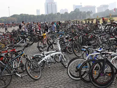 Ratusan sepeda terlihat terparkir di Silang Monas, Jakarta, Kamis (9/8). Korlantas Polri menggelar acara bersepeda bersama dalam rangka menyambut Asian Games 2018 yang diikuti sejumlah instansi dan siswa sekolah. (Liputan6.com/Immanuel Antonius)