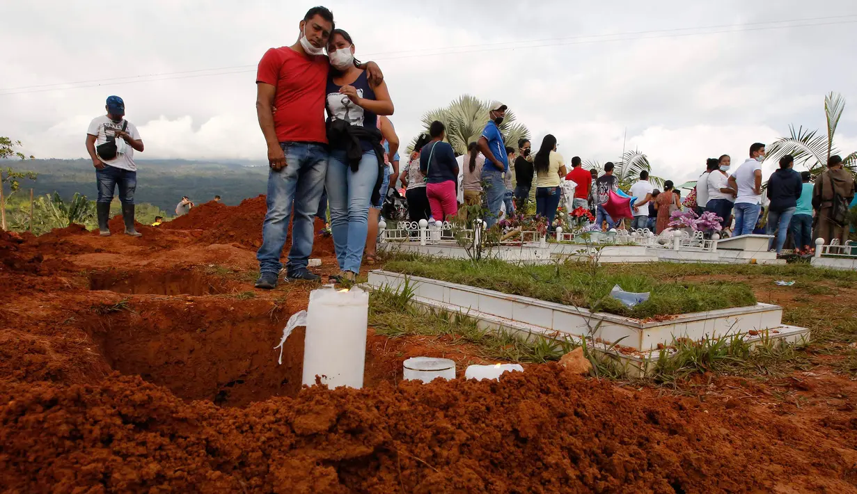 Kerabat menangis di dekat makam korban tanah longsor di Mocoa, Kolombia, (3/4). Musibah ini memakan korban jiwa hingga ratusan orang dan menghancurkan seluruh lingkungan. (AP Photo / Fernando Vergara)