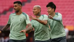 Pemain Tottenham Hotspur, Son Heung-min (kanan), Richarlison (tengah), dan Cristian Romero melakukan latihan menjelang laga final Liga Europa 2024/2025 melawan Manchester United di Stadion San Mames, Bilbao, Spanyol, Selasa (20/05/2025) waktu setempat. (AP Photo/Manu Fernandez)