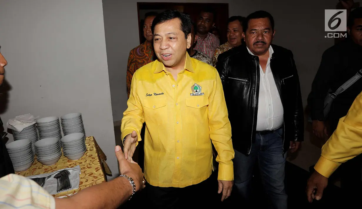 Ketua Umum DPP Golkar Setya Novanto saat tiba menghadiri rapat pleno di Gedung DPP Golkar, Jakarta, Rabu (11/10). Setya Novanto juga telah memenangkan sidang praperadilan terkait kasus e-KTP. (Liputan6.com/Johan Tallo)