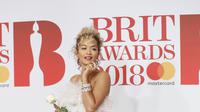 Rita Ora menghadiri ajang BRIT Awards 2018. (Tolga AKMEN / AFP)
