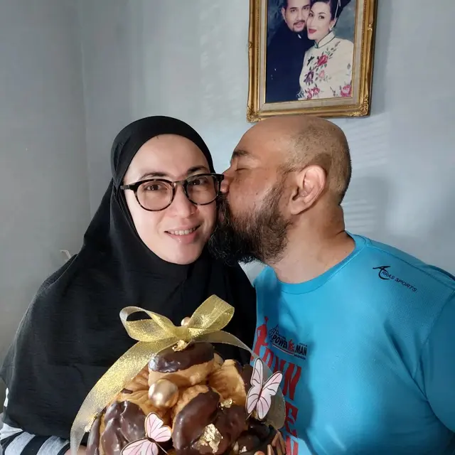 24 Tahun Menikah, Ini 6 Potret Mesra Devi Permatasari dan Suami