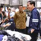 Presiden Joko Widodo mengunjungi Solo Square dan membeli baju. (Liputan6.com/Twitter Joko Widodo)