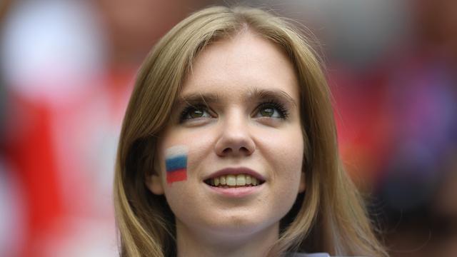 Senyum Memesona Suporter Cantik Rusia di Piala Dunia 2018