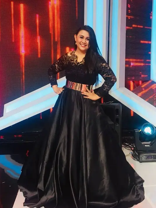 Tia AFI 2 atau pemilik nama lengkap Theodora Meilani Setyawati ini merupakan perempuan kelahiran Surakarta, 7 Mei 1982. Tak hanya berparas cantik, namun Tia pastinya juga memiliki suara emas yang memukau. (Instagram/tia_afi2)