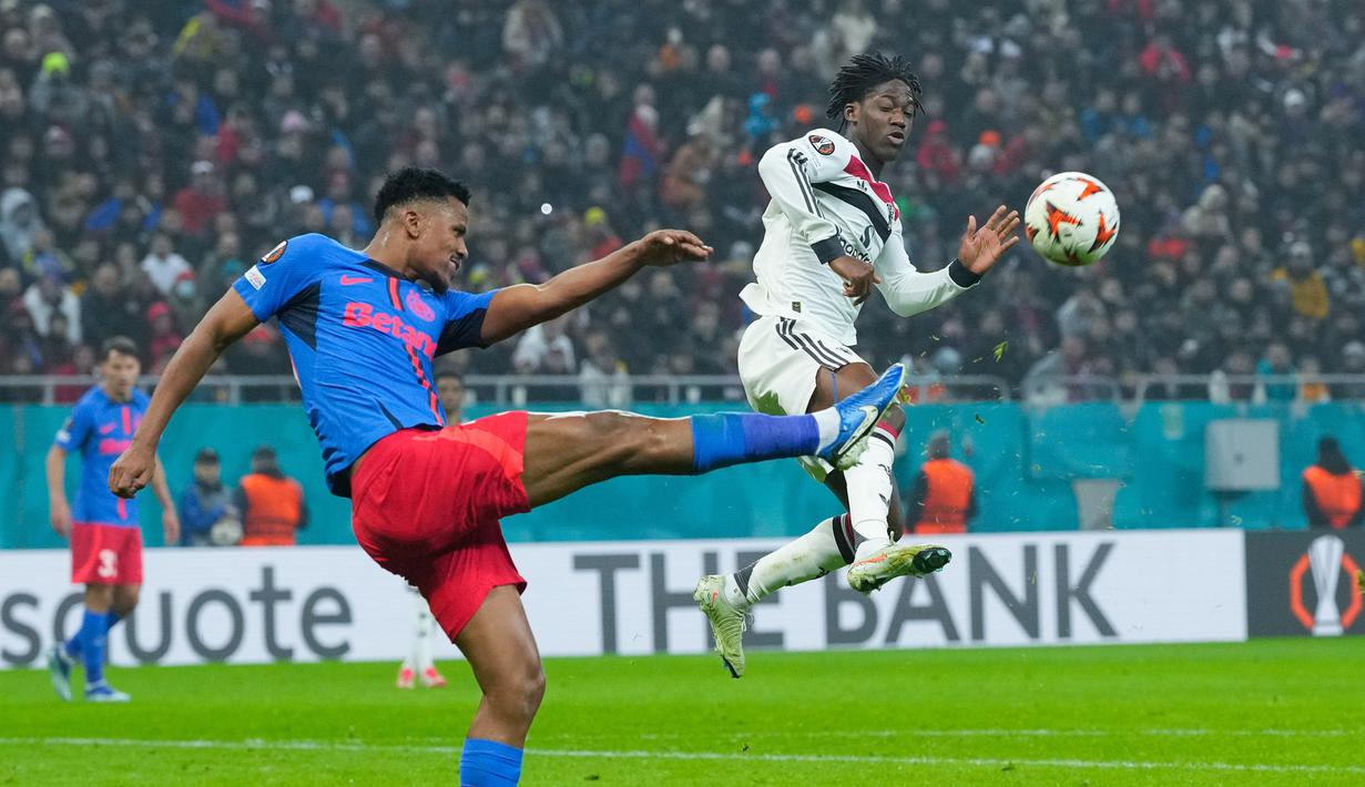 Mainoo benar-benar memanfaatkan betul kesempatan starter yang diberikan Ruben Amorim kepadanya kali ini. Pemain 19 tahun tampil impresif di sepanjang laga. (AP Photo/Andreea Alexandru)