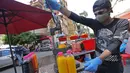 Seorang pedagang menyiapkan jus saat Ramadan di tengah pandemi COVID-19 di Beirut, Lebanon pada Minggu (26/4/2020). Makanan manis dan minuman segar biasanya yang jadi buruan utama untuk berbuka puasa saat bulan suci Ramadan. (Xinhua/Bilal Jawich)