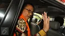 Mantan Ketua DPD Irman Gusman bersiap meninggalkan Gedung KPK, Jakarta, Selasa (11/10). Irman menolak diperiksa penyidik karena sedang mengajukan praperadilan terhadap penetapan dirinya sebagai tersangka kasus kuota gula impor. (Liputan6.com/Helmi Afandi)