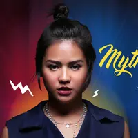 Mytha Lestari dari ajang pencarian bakat hingga luncurkan sederet single dan dua buah album. (Fotografer: Nurwahyunan/Bintang.com, Stylist: Indah Wulansari, Desain: Nurman Abdul Hakim/Bintang.com)