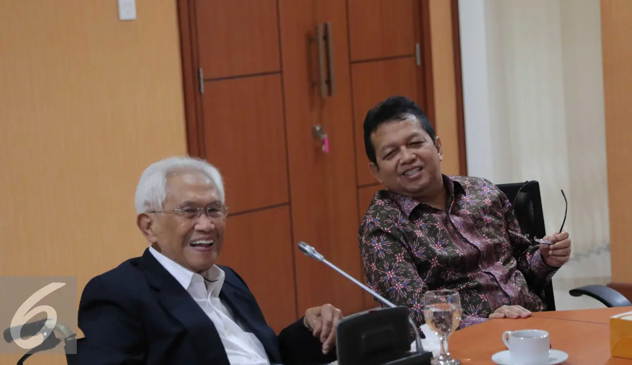 Mantan Menteri Pertambangan dan Energi Prof. Dr. Soebroto, M.A (kiri) berbincang dengan Ketua Komite Ekonomi dan Industri Nasional (KEIN) Soetrisno Bachir saat berdiskusi di Jakarta, kamis (31/3). (Liputan6.com/Angga Yuniar)
