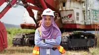 Widya, salah satu operator perempuan di PT Kaltim Prima Coal (KPC), anak usaha PT Bumi Resources Tbk (BUMI). Foto: BUMI