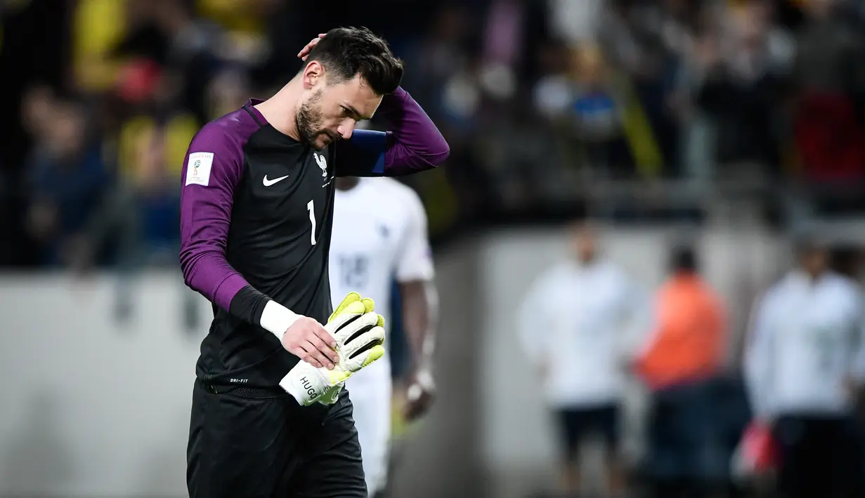 Kiper Prancis, Hugo Lloris tertunduk lesu usai pertandingan melawan Swedia pada kualifikasi Piala Dunia 2018 di Friends Arena, Solna, Stockholm (9/6). Swedia menang atas Prancis dengan skor 2-1. (Marcus Eriksson/TT via AP)