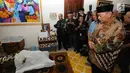 Aktor senior yang juga Wakil Gubernur Jawa Barat, Deddy Mizwar berdoa di sisi jenazah almarhum RMH Heroe Siswanto NS atau dikenal Sys NS, Jakarta, Selasa (23/1). Sys NS wafat diusia 61 tahun akibat serangan jantung. (Liputan6.com/Helmi Fithriansyah)