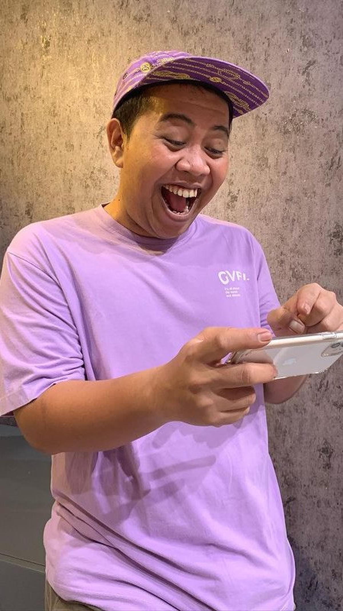 Tak hanya ditawari untuk satu episode, Gilang diberi surat kontrak untuk menjadi pemain tetap. Selama jadi bagian Lapor Pak Gilang sudah dua kali berganti peran, yaitu tahanan dan OB. Sayang, Gilang pernah dianggap kurang lucu oleh haters.