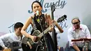 Aktris dan juga penyanyi Maudy Ayunda tampil saat merilis single terbarunya berjudul 'Jakarta Ramai’ di Jakarta, Jumat (8/1). Lagu tersebut terisnpirasi dari pengalaman Maudy yang harus menjalani proses magang di Jakarta. (Liputan6.com/Immanuel Antonius) 