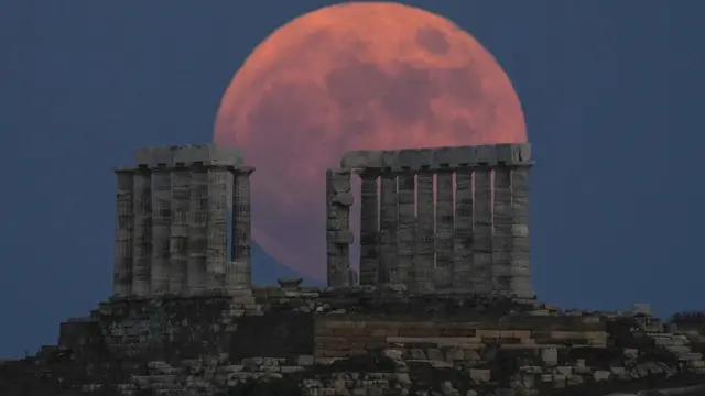 bulan Purnama Stroberi yang Memukau
