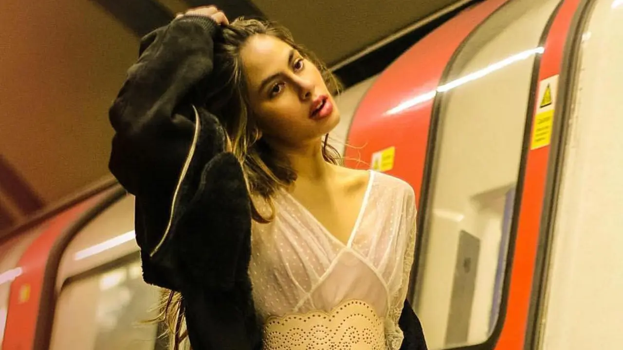 [Bintang] Sering Berdandan Glamor, Valerie Thomas Tampil Cantik dengan Nude Makeup