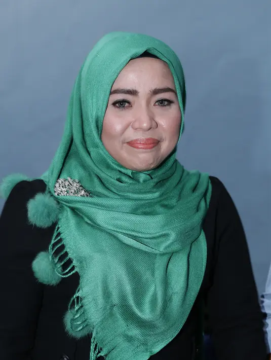 "Aduh masih masa iddah, jadi belum bisa dikeluarkan, nanti aja ya. Kalau sudah selesai iddah baru dikasih tahu," lanjutnya. (Andy Masela/Bintang.com)