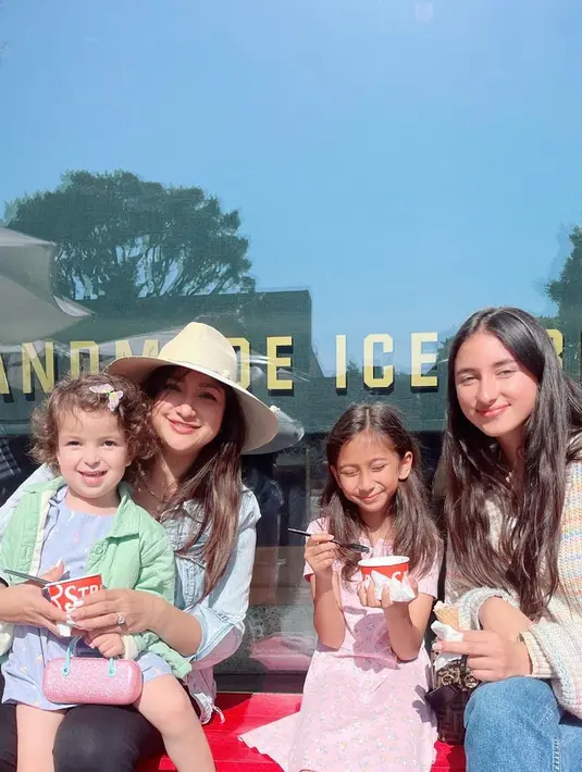 Diketahui bahwa dalam pernikahannya, Rahma Azhari sudah dikaruniai tiga anak