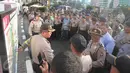Polisi tengah melakukan apel pengamanan di Kawasan Bundaran HI, Jakarta, kamis (31/12). Polisi menerjukan 8.978 personil untuk menjaga malam pergantian tahun di Jakarta. (Liputan6.com/Angga Yuniar)