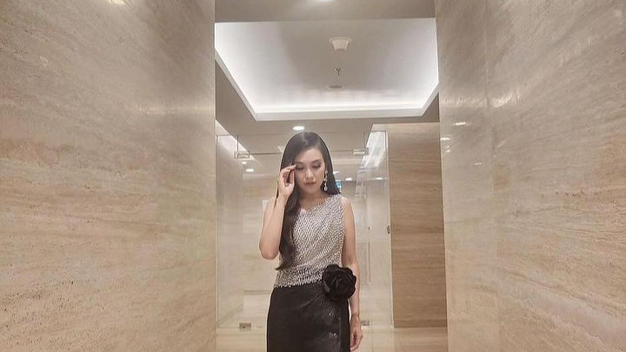 Potret Ayu Ting Ting yang tampil mengenakan gaun juga dipuji begitu anggun.<br>