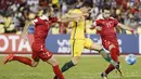 Pemain Australia, Tomi Juric, mengontrol bola saat berebut dengan pemain Suriah pada laga Kualifikasi Piala Dunia 2018 di Stadion Hang Jebat, Kamis (5/10/2017). Suriah bermain imbang 1-1 dengan Australia. (AP/Vincent Thian)