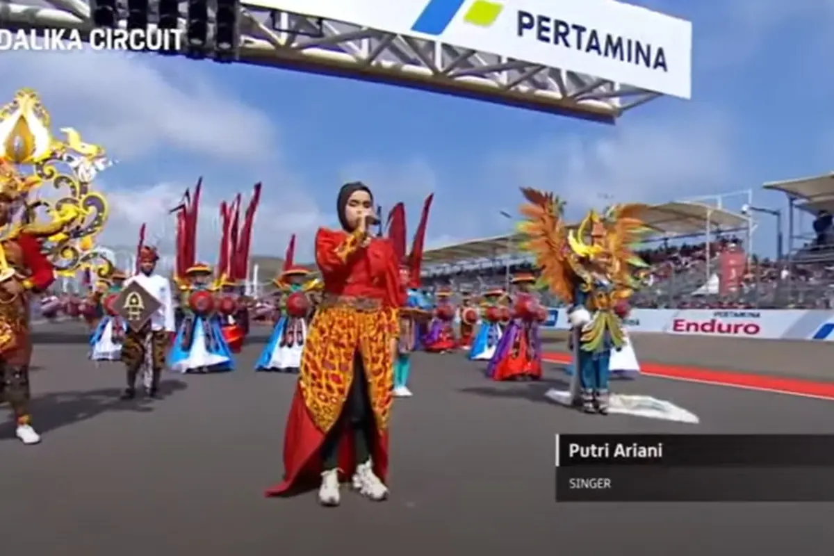 Penyanyi Putri Ariani dipercaya untuk menyanyikan lagu Indonesia Raya saat pembukaan MotoGP Mandalika 2023. (Foto: Tangkapan Layar Youtube MotoGP)