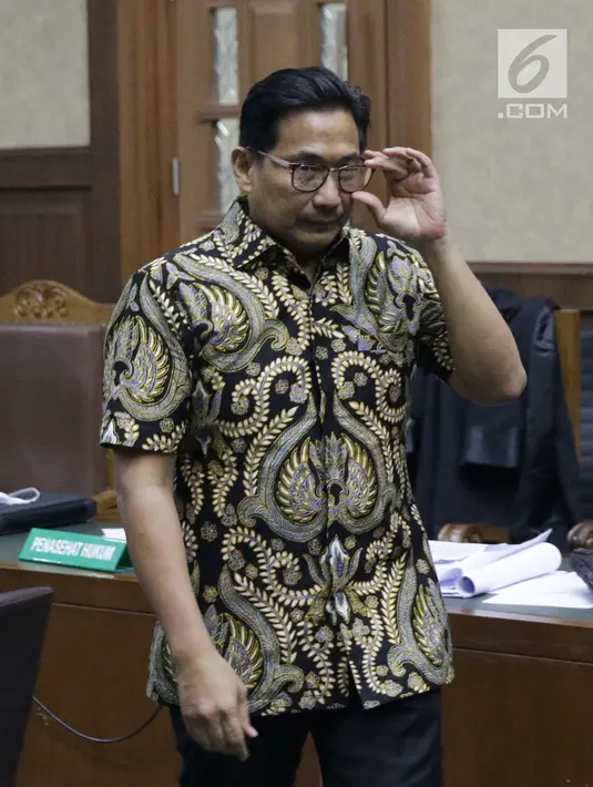 Terdakwa dugaan suap/gratifikasi terkait kerja sama jasa pelayaran yang juga anggota komisi VI DPR RI, Bowo Sidik Pangarso saat jeda sidang lanjutan di Pengadilan Tipikor, Jakarta, Rabu (28/8/2019). Sidang mendengar keterangan saksi-saksi. (Liputan6.com/Helmi Fithriansyah)