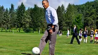 [VIDEO] Barack Obama Pamer Skill Sepakbola