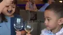 Nah, ini dia yang paling menggemaskan, yakni saat Rafathar dan Gempi makan bareng. Terlihat dalam videonya, dua anak kecil ini saling menyentuhkan gelas mereka seperti halnya cheers yang dilakukan di pesta. (Instagram/raffinagita1717)