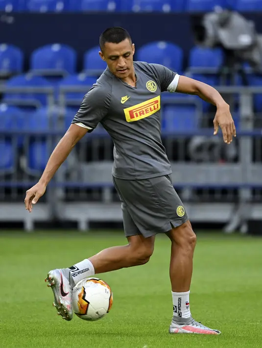 Penyerang Inter Milan,  Alexis Sanchez mengontrol bola saat mengikuti sesi latihan di Veltins-Arena di Gelsenkirchen, Jerman, Selasa, (4/8/2020). Inter Milan akan bertanding melawan  Getafe pada babak 16 besar Liga Europa di Veltins Arena. (Lars Baron/Pool via AP)