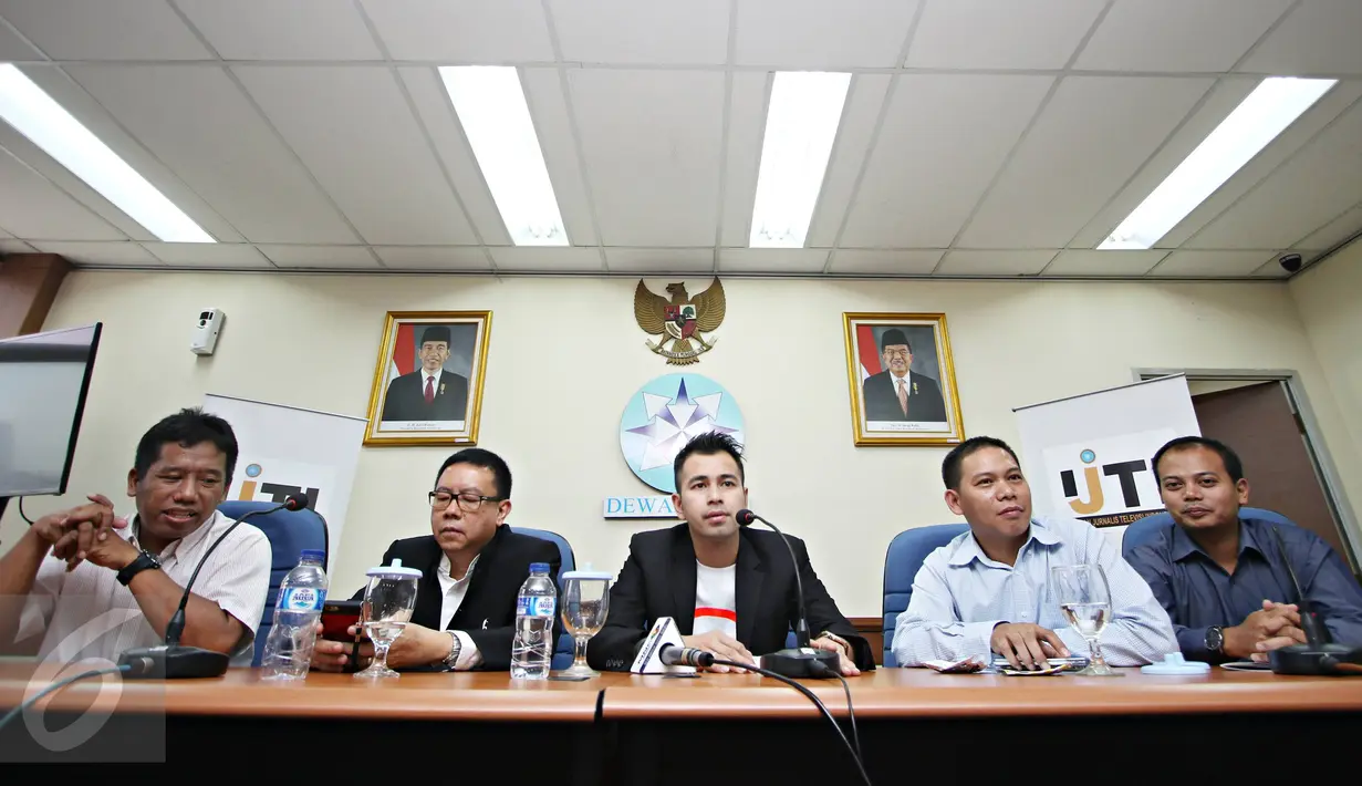 Raffi Ahmad bersama sejumlah jajaran Dewan Pers memberi keterangan pers di Jakarta, Rabu (18/11). Raffi datang meminta bantuan terkait dugaan merendahkan profesi wartawan yang dilaporkan Forwan ke Polda Metro Jaya.  (Liputan6.com/Immanuel Antonius)
