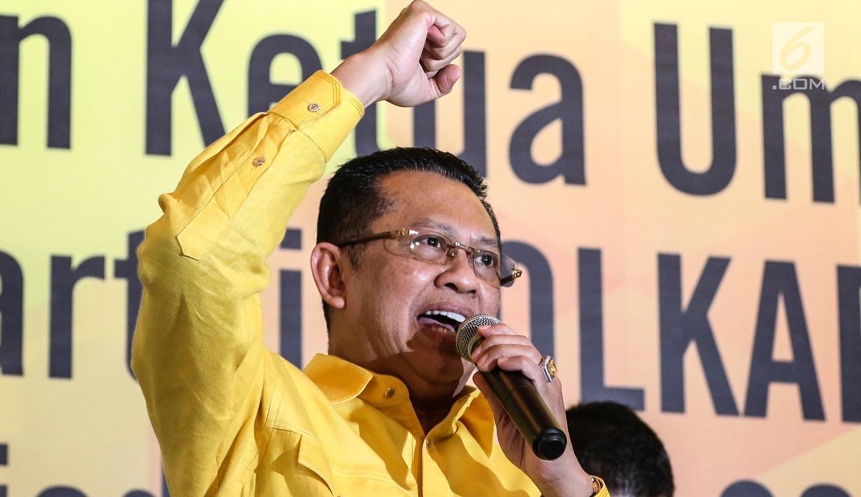 Wakil Koordinator Bidang Pratama Partai Golkar Bambang Soesatyo mendeklarasikan diri sebagai calon ketua umum Partai Golkar saat konferensi pers di Jakarta, Kamis (18/7/2019). Bamsoet mendeklarasikan diri sebagai pesaing Airlangga Hartarto bersama tiga orang lainnya. (Liputan6.com/Herman Zakharia)