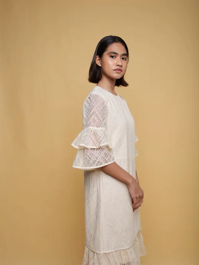 Dress Brokat dengan Aksen Ruffle
