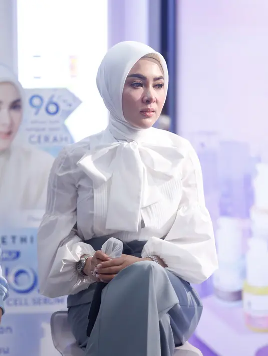 Penampilannya dilengkapi dengan hijab segi empat warna putih serta heels warna putih. Ditambah dengan aksesori seperti jam tangan dan gelang berkilauan.  (Foto: © KapanLagi.com/Bayu Herdianto).