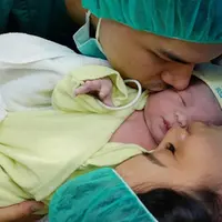 Tepat pada pukul 09 tanggal 09 bulan 09 tahun 2016 Chelsea Olivia melahirkan anak pertamanya. Kabar bahagia itu dikabarkan melalui akun instagram Glenn Alinskie. (dok. Instagram/glennalinskie)